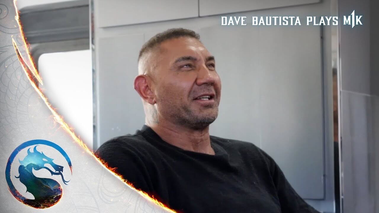 Dave Bautista jogando Mortal Kombat 1 